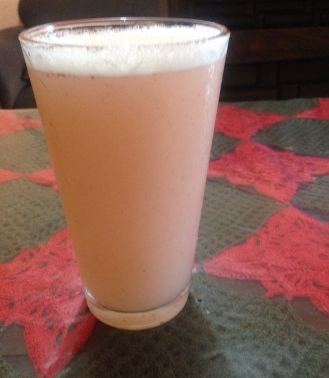 Una foto de Agua de guayaba, fresa y limón