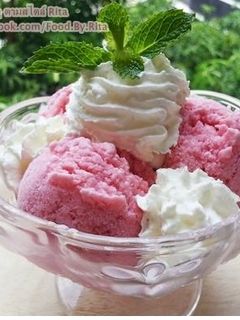 รูปของ ไอศครีมสตอเบอรี่โยเกิร์ตโฮมเมด แบบไม่ใช้เครื่องปั่นไอศครีม