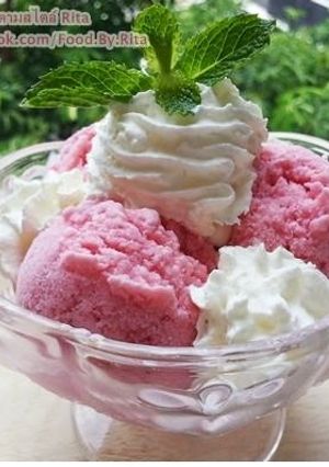 รูปของ ไอศครีมสตอเบอรี่โยเกิร์ตโฮมเมด แบบไม่ใช้เครื่องปั่นไอศครีม
