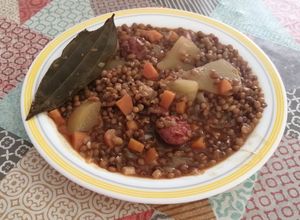 Una foto de 🍲 Lentejas Pardina con chorizo