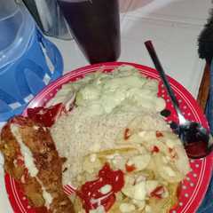 Una foto de Pollo Broaster 🍗🍟🥗 y 🍚