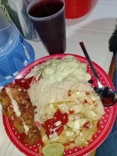 Una foto de Pollo Broaster 🍗🍟🥗 y 🍚