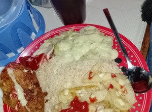 Una foto de Pollo Broaster 🍗🍟🥗 y 🍚