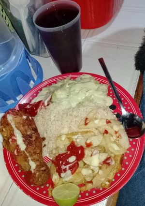 Una foto de Pollo Broaster 🍗🍟🥗 y 🍚