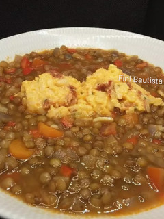 Una foto de Lentejas con puré de patatas
