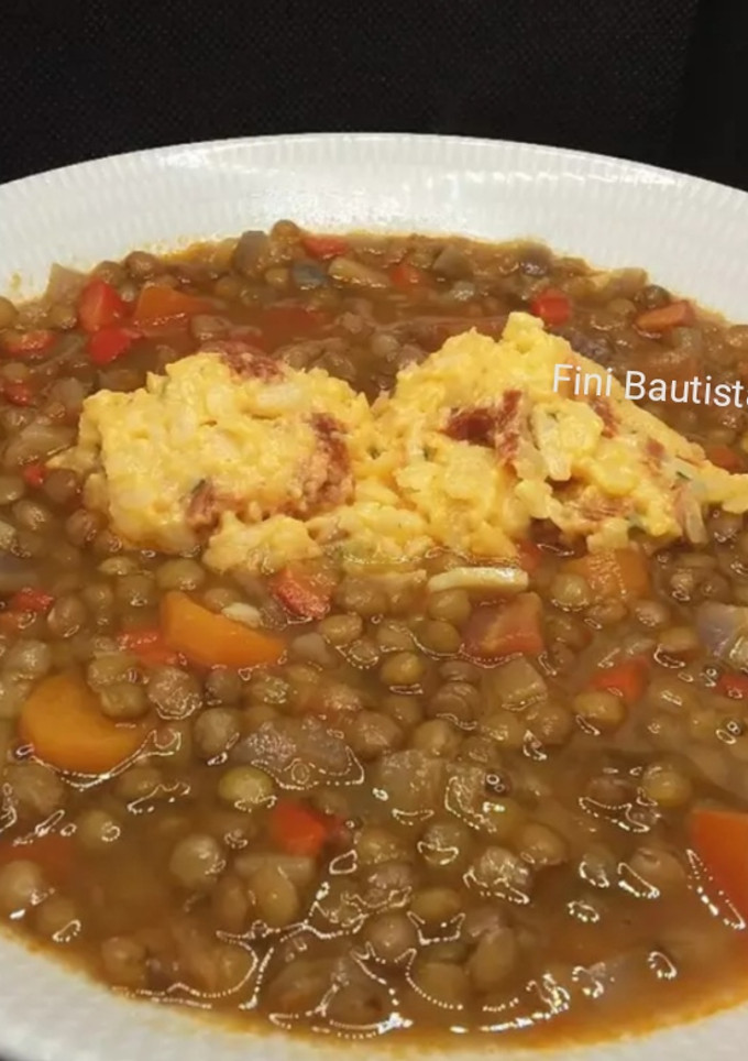Una foto de Lentejas con puré de patatas