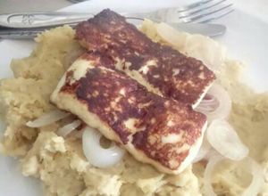 Una foto de Mangú con Queso frito