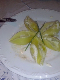 Foto de Conchiglione de linguado com creme de alho poró