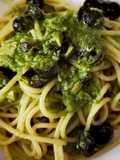 Spaghetti al pesto di rucola, tonno e olive