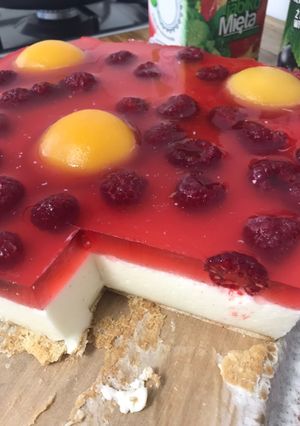 Zdjęcie przepisu Serniczek na zimno z malinami, brzoskwiniami i galaretką truskawkową🍓.