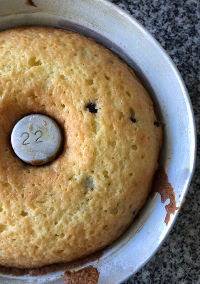 Una foto de Budín de naranja y chips 🥰
