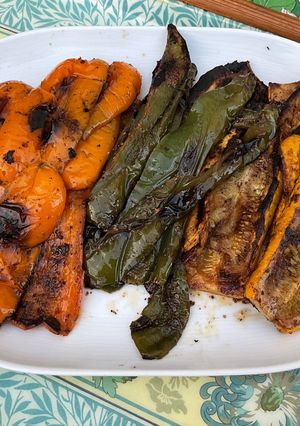 Une photo de Poivrons bicolores et courgettes jaunes grillés aux épices