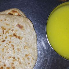 A picture of Parathe Aur Aam ras (पराठे और आम रस).