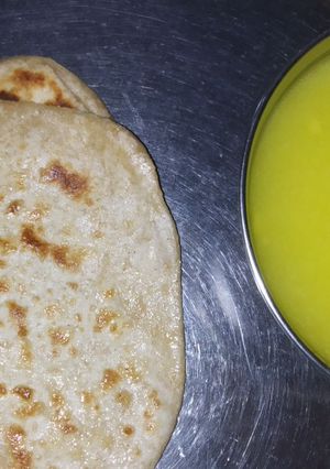 A picture of Parathe Aur Aam ras (पराठे और आम रस).