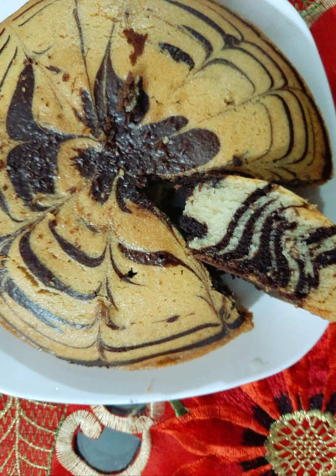 एगलेस ज़ेबरा केक (Eggless zebra cake recipe in Hindi) रेसिपी मुख्य फोटो