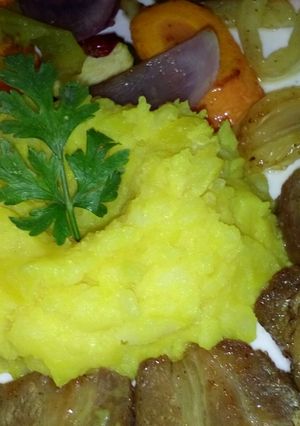 Fűszeres sertéssült,  grillezett zöldségkörettel és tört burgonyával recept fotója