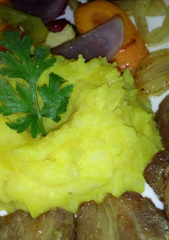 Fűszeres sertéssült,  grillezett zöldségkörettel és tört burgonyával recept fotója