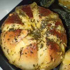 Korean Cream Cheese Garlic Bread রেসিপির প্রধান ছবি