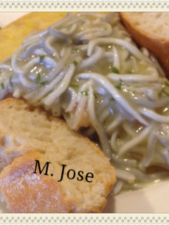 Una foto de Tortilla de gulas en salsa verde