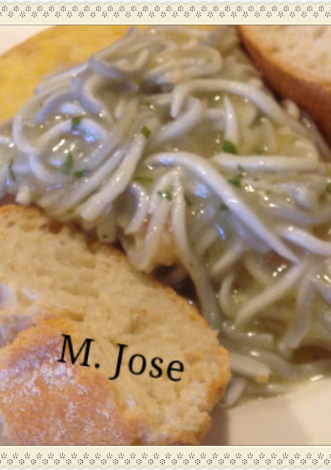 Una foto de Tortilla de gulas en salsa verde