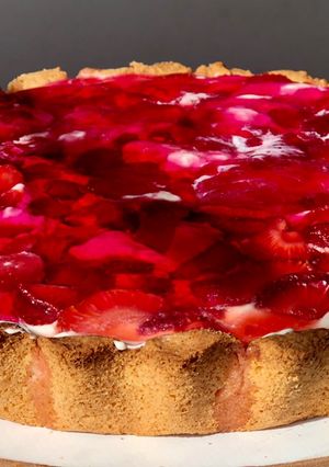 Una foto de Tarta de frutillas 🍓 fácil