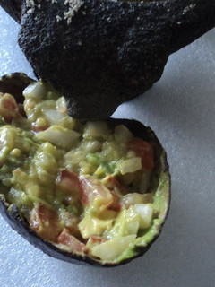Una foto de Guacamole con mezcal y polvo de charal y cítricos a lo ranchero. México