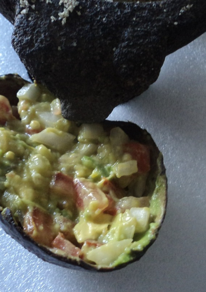Una foto de Guacamole con mezcal y polvo de charal y cítricos a lo ranchero. México