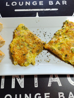 Una foto de Omelette jamón queso cilantro 🥚🧀💚