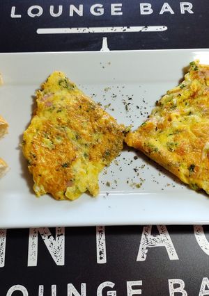 Una foto de Omelette jamón queso cilantro 🥚🧀💚