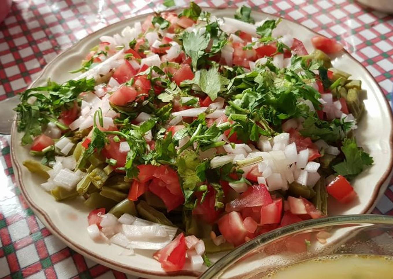 Ensalada de nopales clásica con polvo de camarón de la güerita