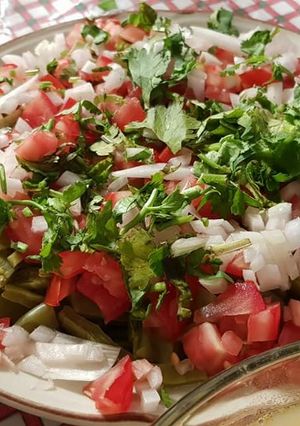 Una foto de Ensalada de nopales clásica con polvo de camarón de la güerita