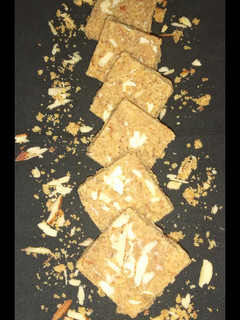 सूजी की बर्फी(suji ki barfi recipe in hindi) रेसिपी मुख्य फोटो