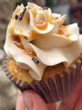 Cupcakes de vainilla con sirope de caramelo y  buttercream de café