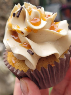 Foto principal de Cupcakes de vainilla con sirope de caramelo y  buttercream de café