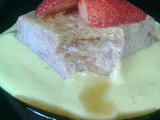 Isla flotante de frutilla con crema sambayón y frutillas