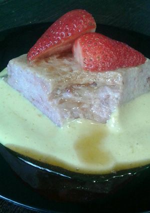 Una foto de Isla flotante de frutilla con crema sambayón y frutillas