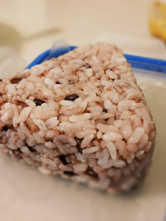 清冰箱料理~洋蔥雞紫米飯糰 的食譜成品照片