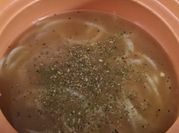 Una foto de sopa de cebolla
