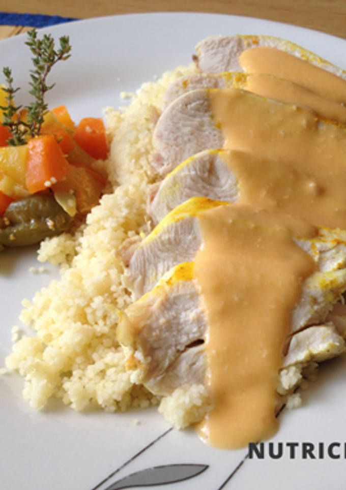 Una foto de Pollo marinado con verdura y cuscús