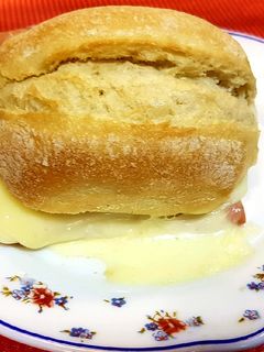 Una foto de Mini chapata de jamón y queso fundido
