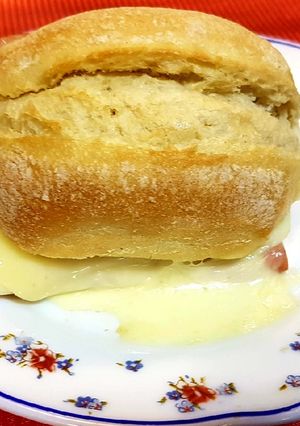 Una foto de Mini chapata de jamón y queso fundido