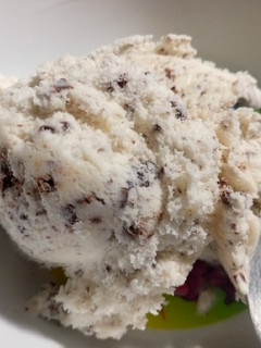 Una foto de Helado de stracciatella en heladera