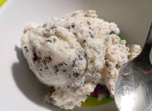 Una foto de Helado de stracciatella en heladera