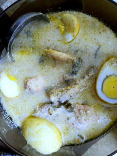 A picture of White Chicken & Egg Curry.