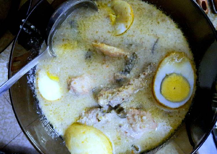 Step-by-Step Guide to Prepare Quick White Chicken &amp; Egg Curry