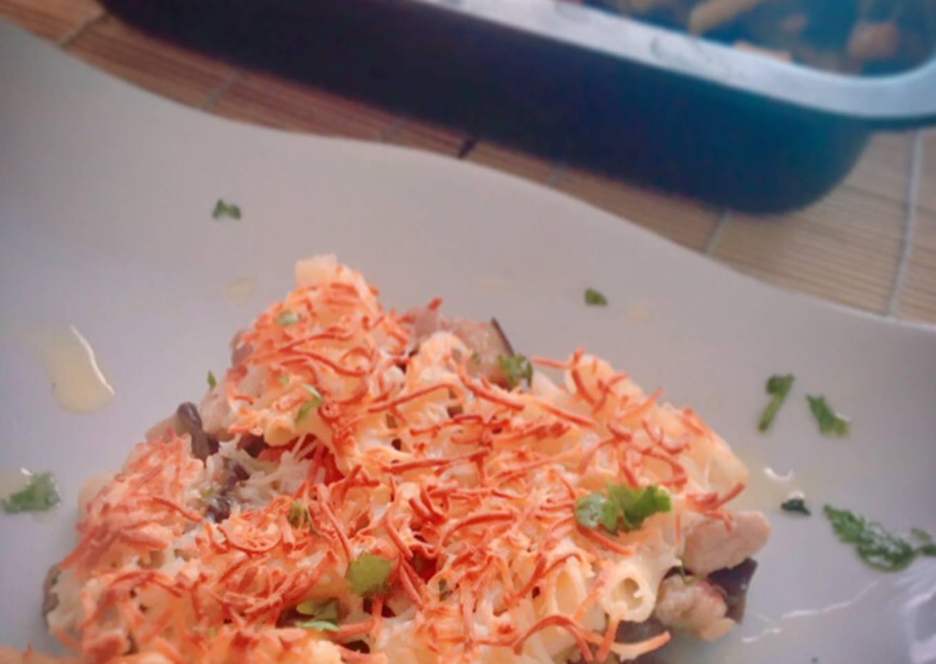 Pastel gratinado de macarrones con pollo y berenjena