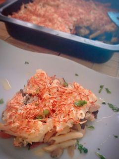 Una foto de Pastel gratinado de macarrones con pollo y berenjena