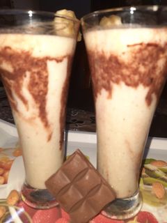 चॉकलेट बनाना शेक (Chocolate banana shake recipe in hindi) रेसिपी मुख्य फोटो