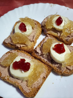 Una foto de Tosta de paté y rulo de queso de cabra