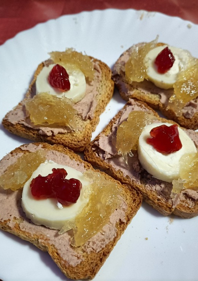 Una foto de Tosta de paté y rulo de queso de cabra